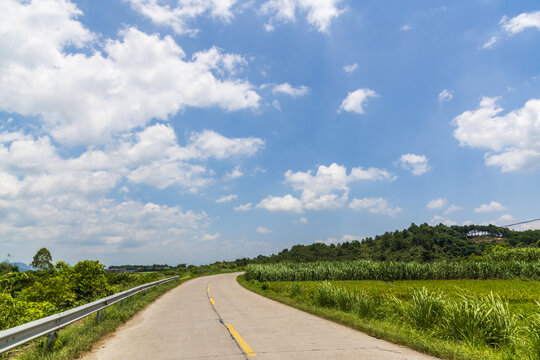 蓝天白云乡村公路