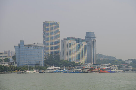 鼓浪屿对岸的高层建筑与邮轮