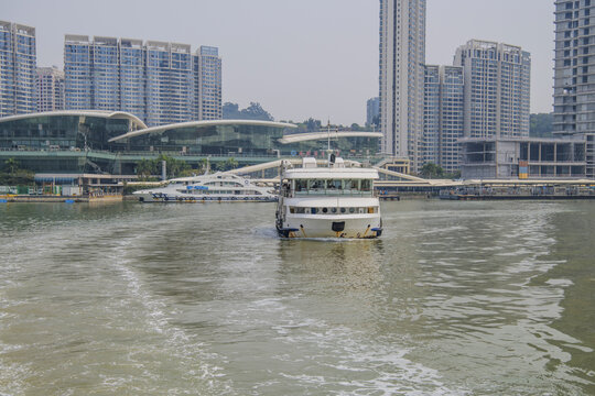 厦鼓客运码头建筑与几艘邮轮