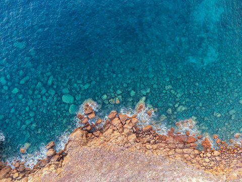 航拍海南三亚大海海浪礁石