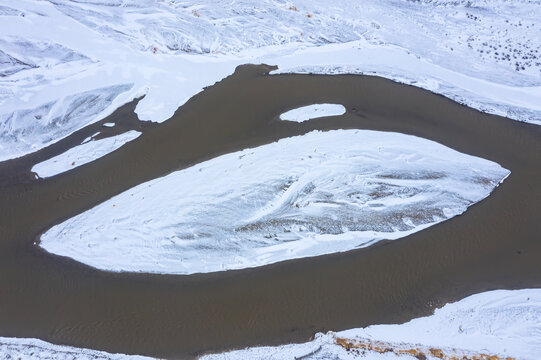 俯拍河床溪流积雪