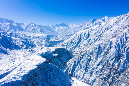 航拍冬季祁连山冰沟峡谷雪景