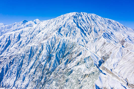 山岭雪景