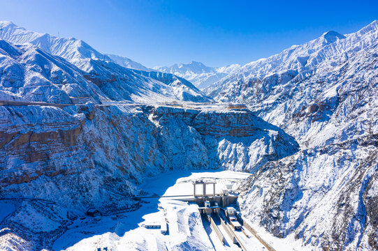 航拍冰沟峡谷水电站雪景