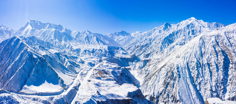 航拍冬季祁连山冰沟峡谷雪景