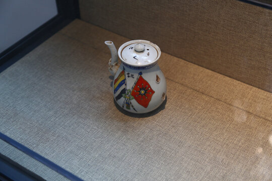民国纪念铭双旗纹瓷茶壶