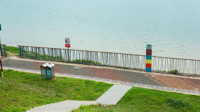 江边休闲步道