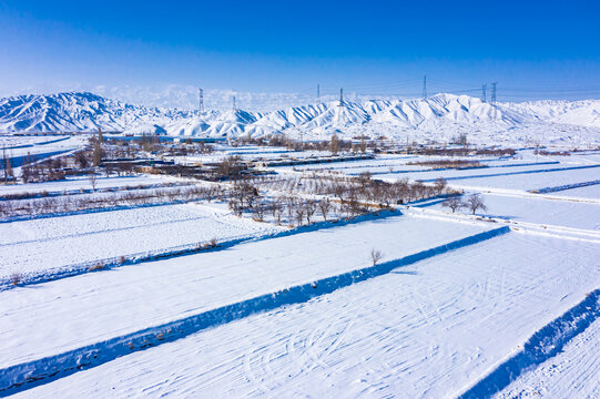 西北山脚农村田园雪景