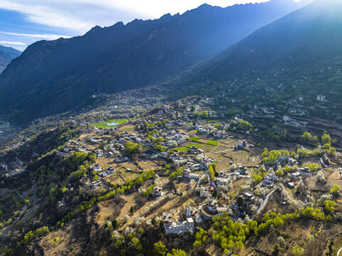 航拍丹巴县中路乡藏寨大景全景