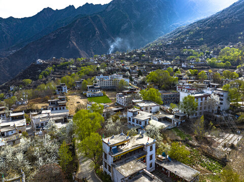 航拍丹巴县中路乡藏寨大景全景