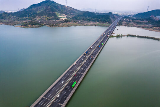 航拍余姚牟山湖与高速公路