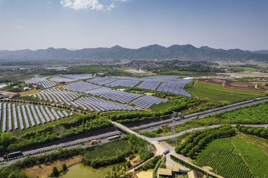 铺满太阳能光伏板的茶园与公路