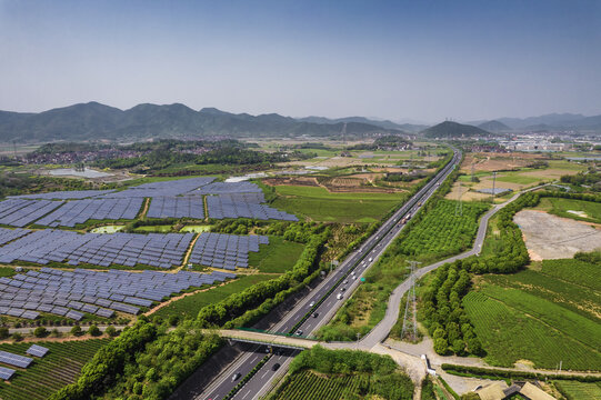 铺满太阳能光伏板的茶园与公路