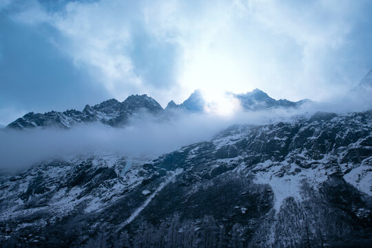 中国四川毕棚沟雪山云雾风景