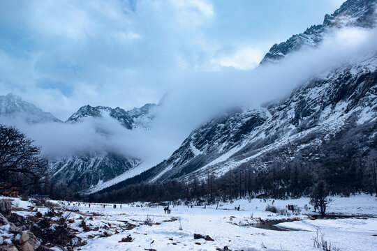 中国四川海螺沟雪山云层风景