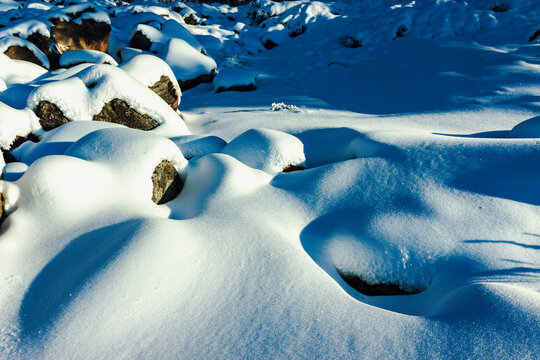 岩石积雪