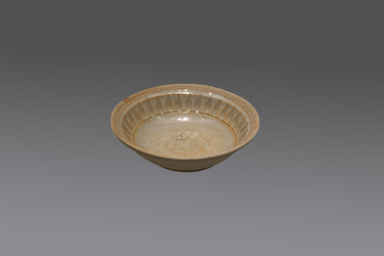 元代青白窑白釉印菊瓣纹瓷碗