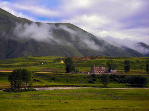 宁静的山村