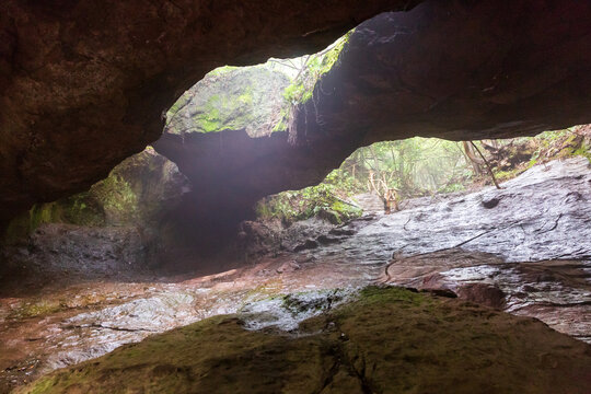 枞阳浮山国家地质公园悬崖洞穴