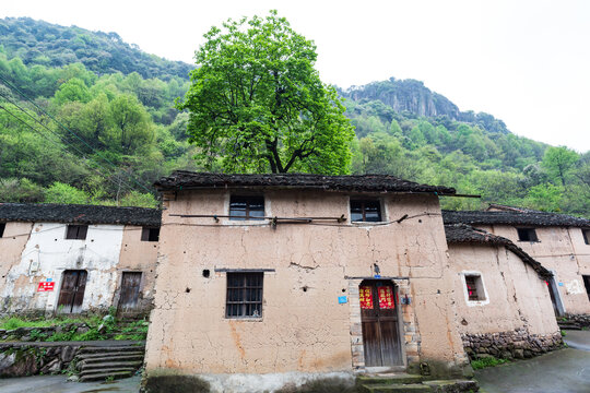 赤岸杨盆古村黄泥房