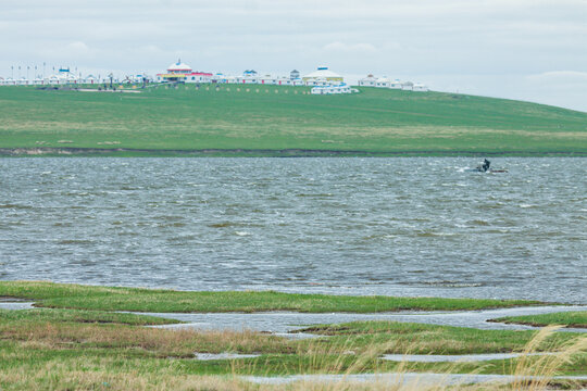 春季草原蒙古包湖泊