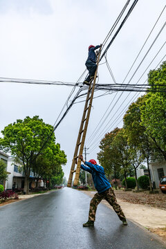 高空作业通讯保障工人