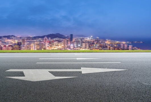 前进的道路和城市景观夜景