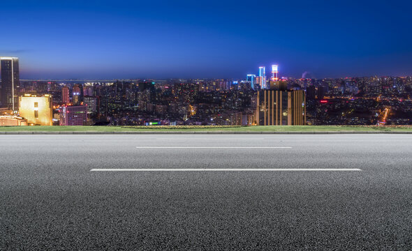 公路行车道和城市夜景