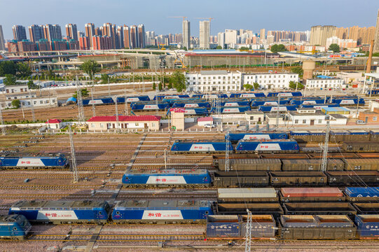 郑州铁路编组站出发场电力机车