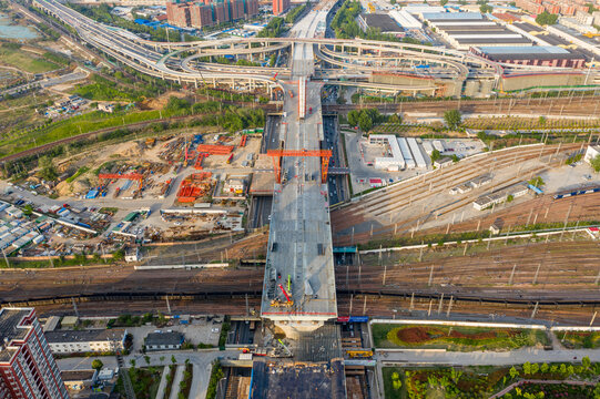 郑州彩虹桥跨铁路桥梁在建工地