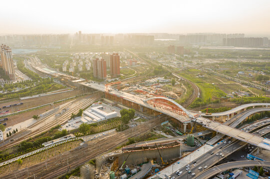 郑州彩虹桥跨铁路桥梁在建工地