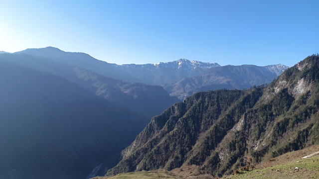 崇山峻岭