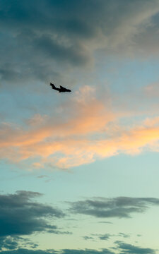 飞机飞过傍晚的天空