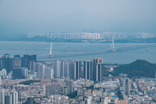 深圳湾公路大桥与高楼大厦