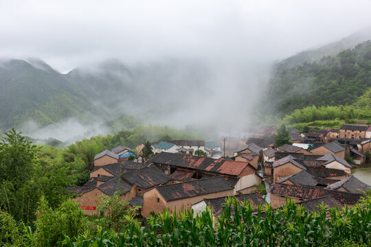 义乌赤岸杨盆古村落云雾