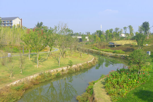 成都东安湖公园西江河风光