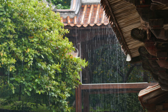 雨中寺庙