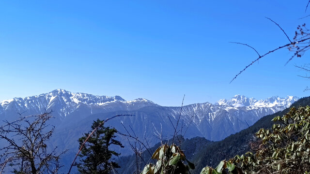 蓝天下的雪山