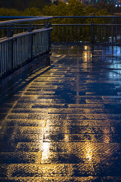 下雨天公路路面