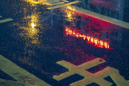 下雨天公路路面