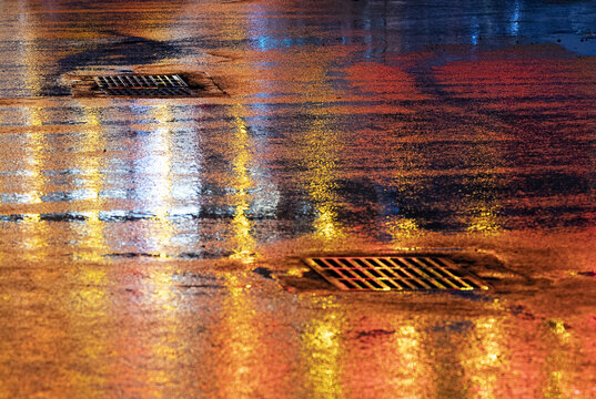 下雨天公路路面