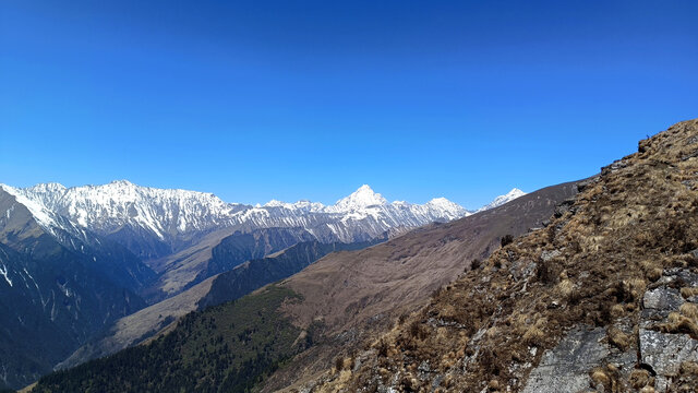 延绵不绝的雪山最高处四姑娘山