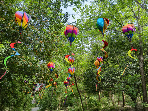公园彩色带造形气球