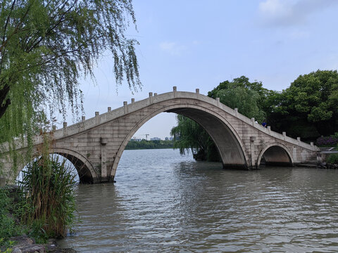 江南水乡三孔石拱桥