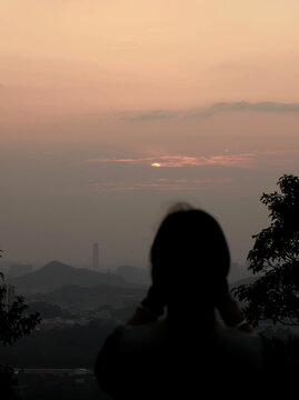 美女背影夕阳剪影