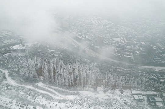 雾绕笔架山