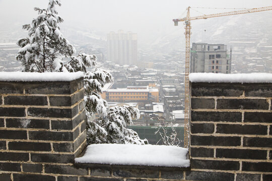 砖墙积雪