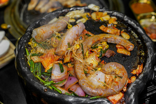 韩国烤肉烤大肠拼盘美食