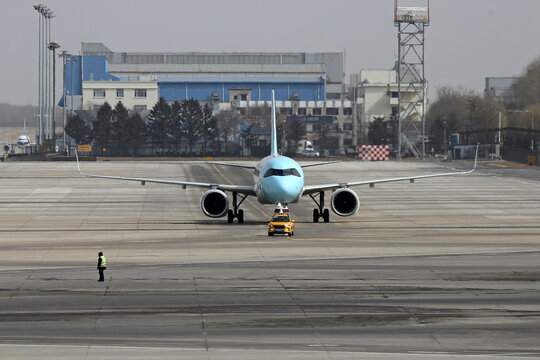 长龙航空飞机在沈阳机场滑行