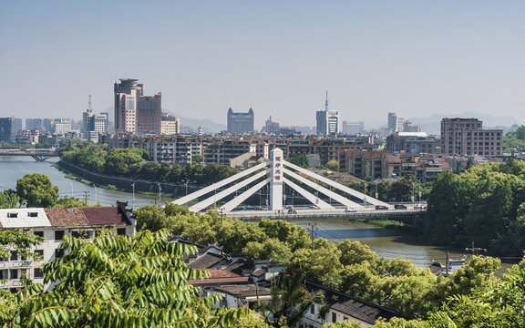 诸暨浦阳江两岸城市风光